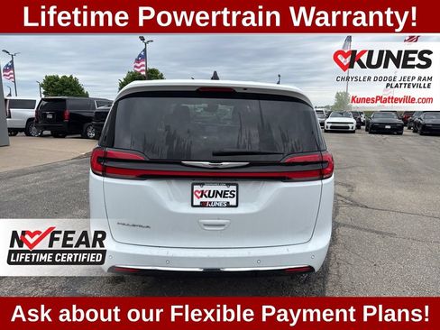 Used 2023 Chrysler Pacifica Touring-L FWD image 5