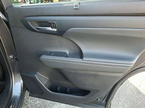 Used 2022 Toyota Highlander XLE image 14