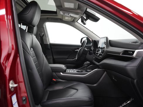 Used 2020 Toyota Highlander XLE AWD/4WD image 13