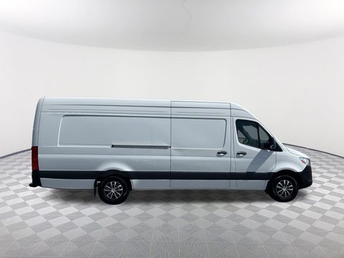 Used 2024 Mercedes-Benz Sprinter 2500 image 4