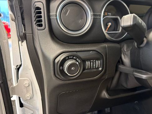 Used 2019 Jeep Wrangler Unlimited Sahara image 17