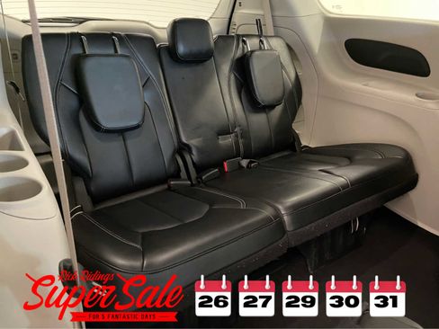 Used 2024 Chrysler Pacifica Touring-L image 15