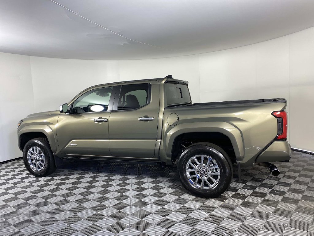 Used 2025 Toyota Tacoma Limited AWD/4WD image 5