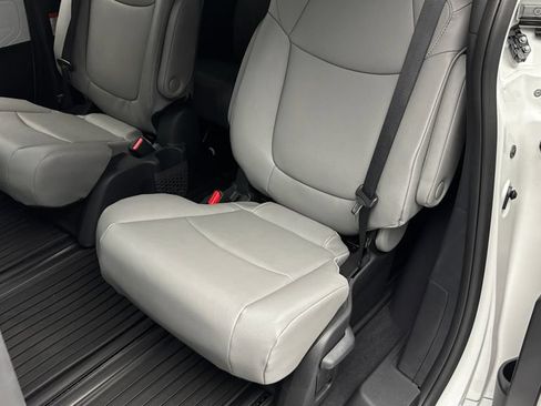 Used 2026 Toyota Sienna XLE FWD image 39