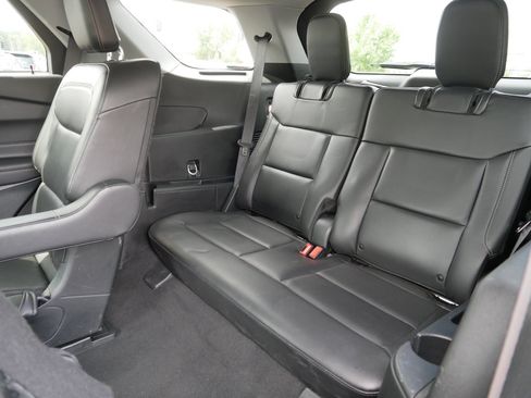 Used 2023 Ford Explorer XLT w/ Equipment Group 202A AWD/4WD image 17