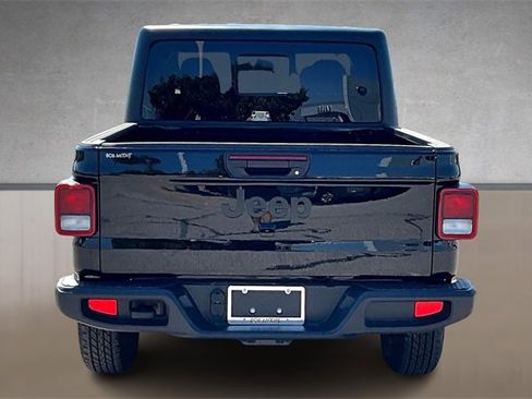 Used 2023 Jeep Gladiator Sport image 4