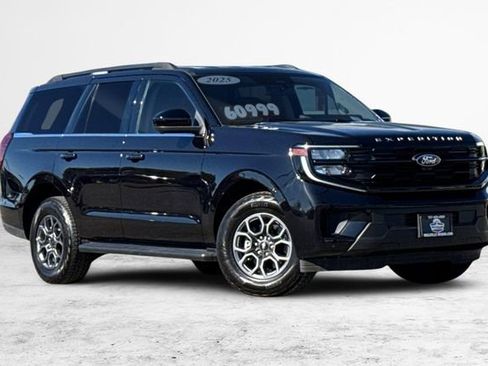 Used 2025 Ford Expedition Active AWD/4WD image 2
