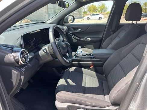 Used 2025 Chevrolet Equinox LT FWD image 3