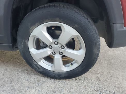 Used 2019 Jeep Compass Latitude FWD image 12