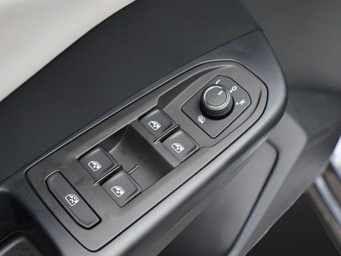 Certified 2025 Volkswagen Taos SE FWD image 11