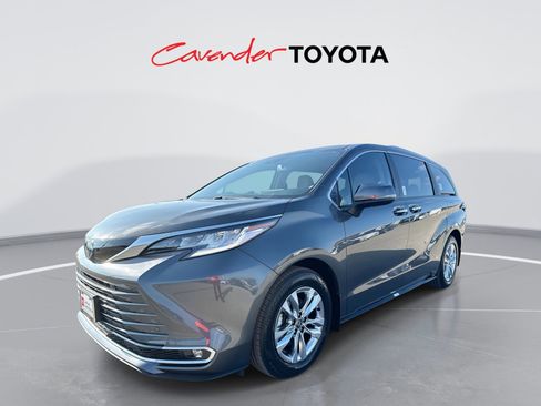 Certified 2025 Toyota Sienna Limited image 1
