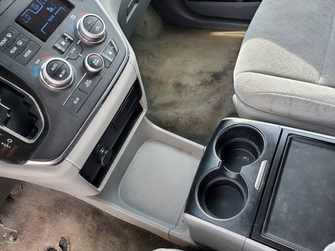 Used 2018 Toyota Sienna LE image 15