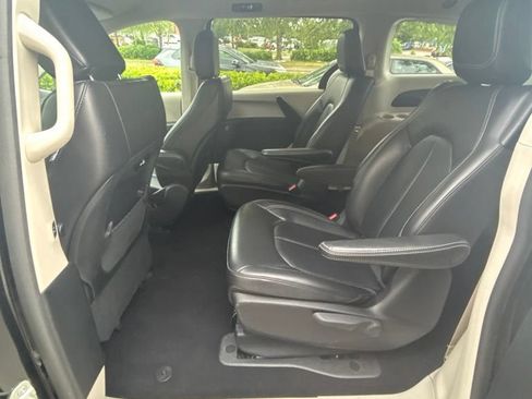Used 2023 Chrysler Pacifica Touring-L FWD image 18