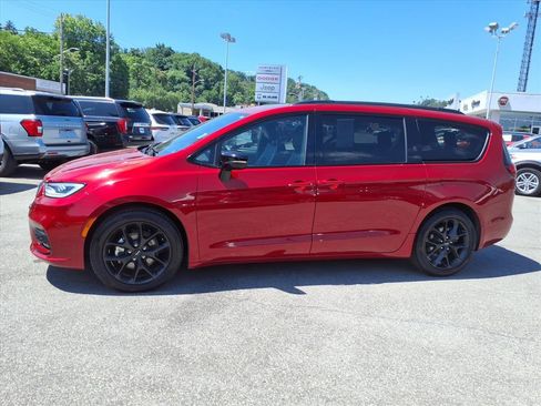 Used 2025 Chrysler Pacifica Limited FWD image 7
