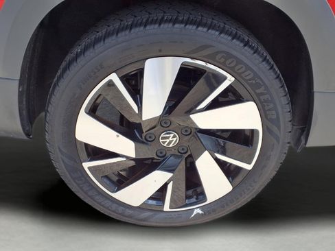 Used 2024 Volkswagen Taos SEL AWD/4WD image 9