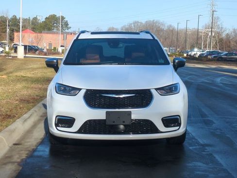 New 2026 Chrysler Pacifica Pinnacle w/ Trailer Tow Group FWD image 16