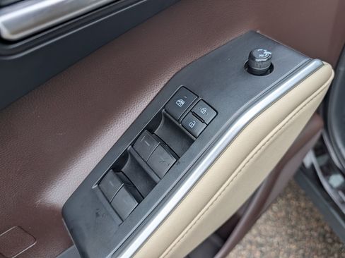 Used 2021 Toyota Highlander XLE image 25