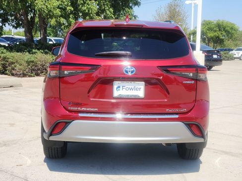 Used 2024 Toyota Highlander Platinum FWD image 6