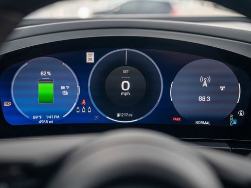 Certified 2025 Porsche Macan Electric image 15