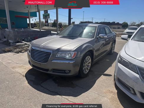 Used 2011 Chrysler 300 Limited w/ Luxury Group RWD image 3