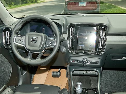 New 2026 Volvo XC40 B5 Plus w/ Protection Package Premier AWD/4WD image 24