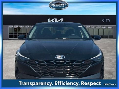 Used 2023 Hyundai Elantra Limited w/ Preferred Accessory Package FWD image 2