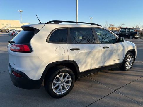 Used 2016 Jeep Cherokee Sport image 5