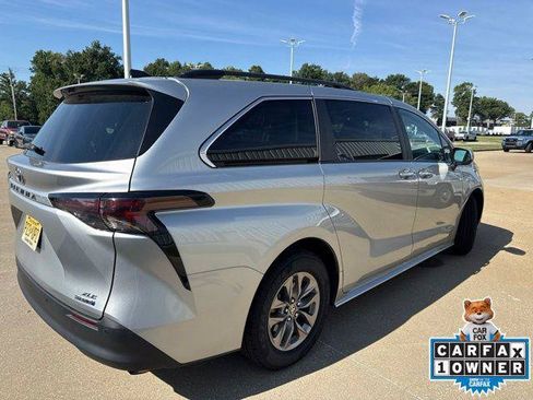 Certified 2024 Toyota Sienna XLE FWD image 9
