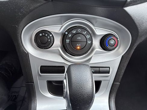 Used 2018 Ford Fiesta SE image 19