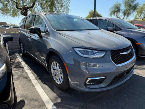 Used 2025 Chrysler Pacifica Select FWD image 5