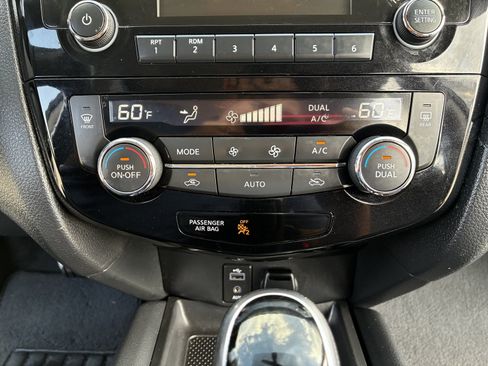 Used 2017 Nissan Rogue SV AWD/4WD image 33