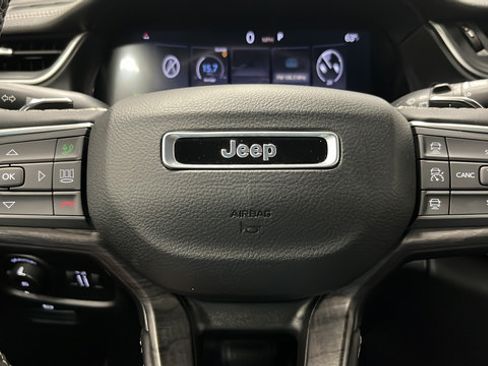 Used 2024 Jeep Grand Cherokee Limited w/ Luxury Tech Group II AWD/4WD image 16