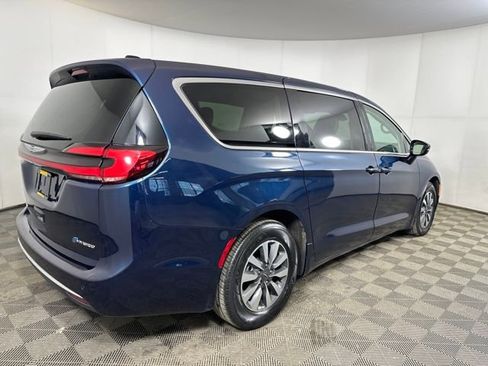 Used 2024 Chrysler Pacifica Select image 3