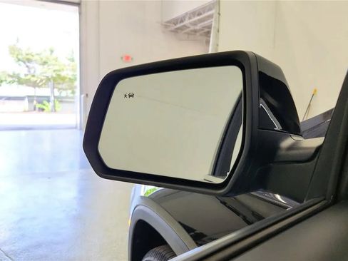 Used 2023 Chevrolet Traverse LT w/ Rear Camera Mirror Package AWD/4WD image 21