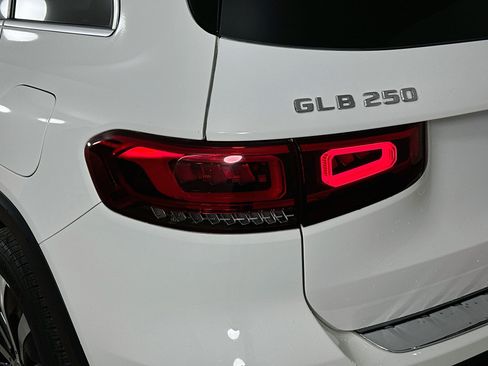 Certified 2022 Mercedes-Benz GLB 250 4MATIC image 38