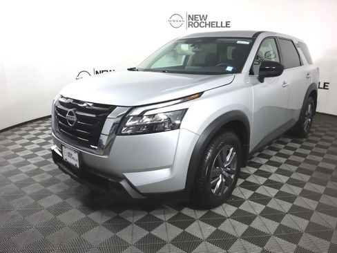 Certified 2025 Nissan Pathfinder S image 3