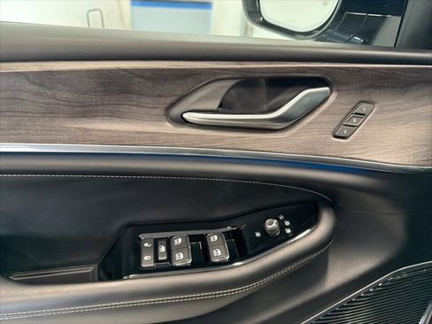 Used 2022 Jeep Grand Cherokee Overland image 30