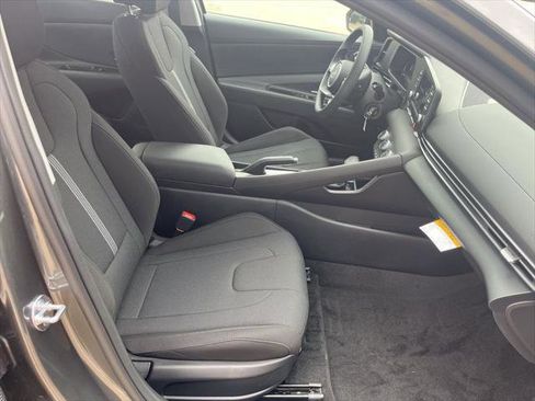 Used 2025 Hyundai Elantra SE image 17
