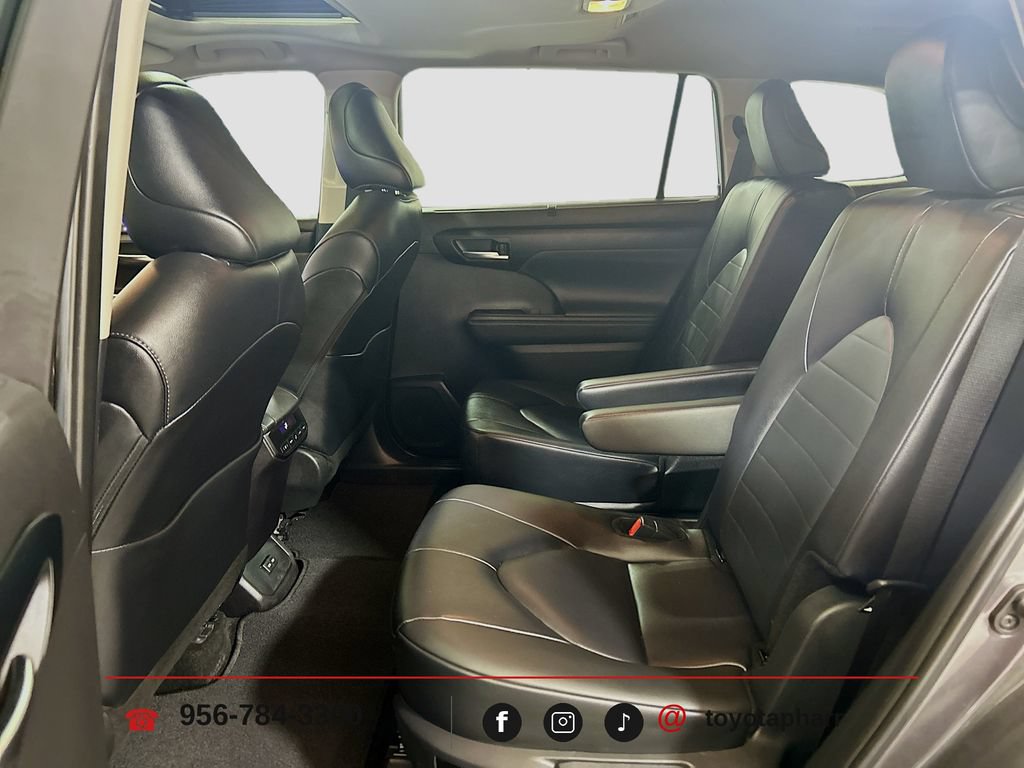 Used 2025 Toyota Highlander XLE FWD image 23