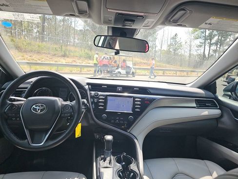 Used 2020 Toyota Camry SE FWD image 18