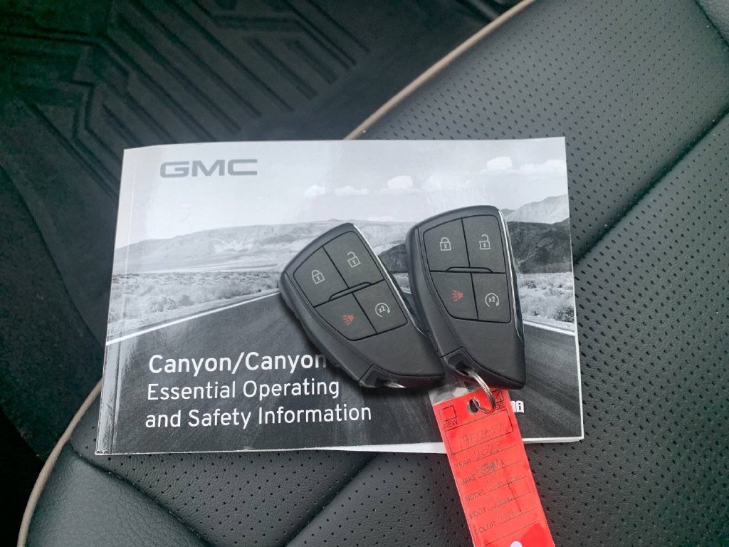 Used 2024 GMC Canyon Elevation w/ Elevation Premium Package AWD/4WD image 9