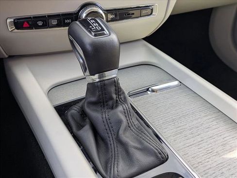 Used 2022 Volvo V60 T5 Cross Country image 11