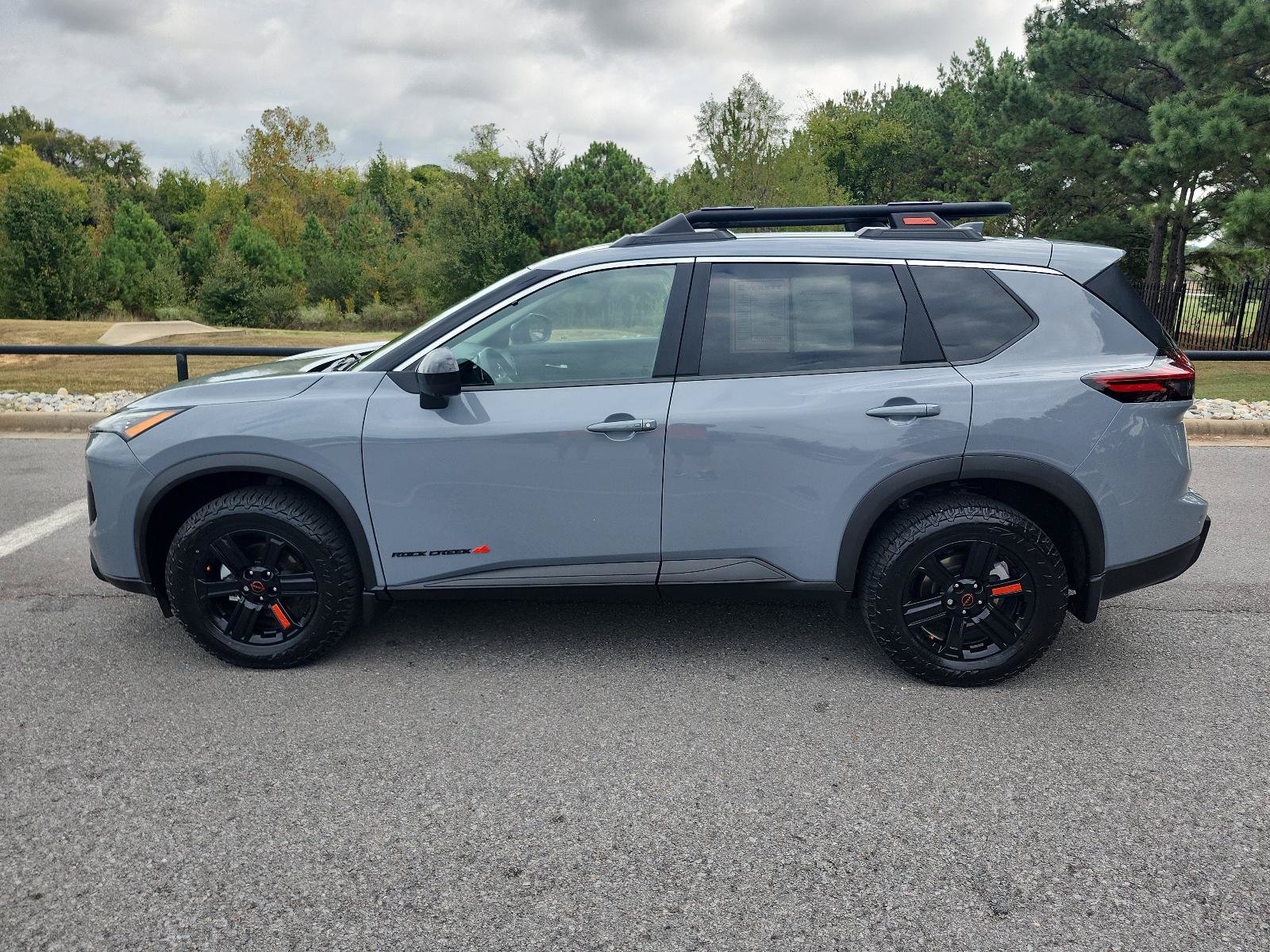 Used 2025 Nissan Rogue SV AWD/4WD image 2