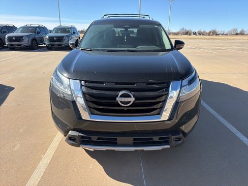 Used 2024 Nissan Pathfinder SL image 2