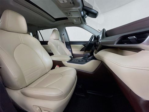 Used 2022 Toyota Highlander XLE AWD/4WD image 32