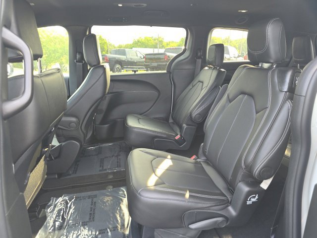 New 2027 Chrysler Pacifica Select AWD/4WD image 21