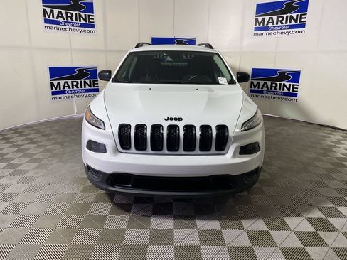 Used 2017 Jeep Cherokee Sport FWD image 12