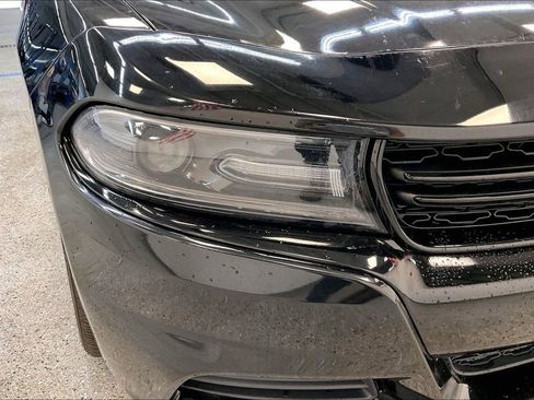 Used 2018 Dodge Charger SXT w/ Blacktop Package RWD image 31