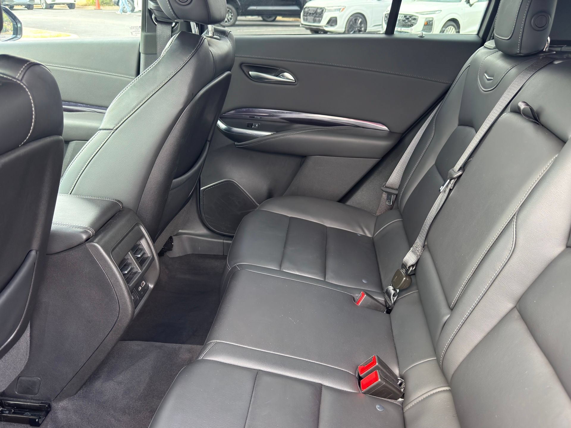 Used 2023 Cadillac XT4 Luxury w/ Cold Weather Package FWD image 29