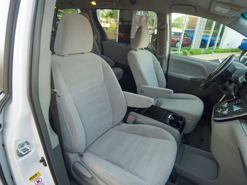 Used 2017 Toyota Sienna LE FWD image 25